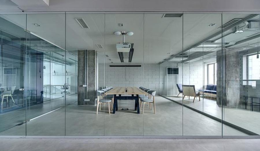 <h4>Glass Partitoned Meeting Room</h4>