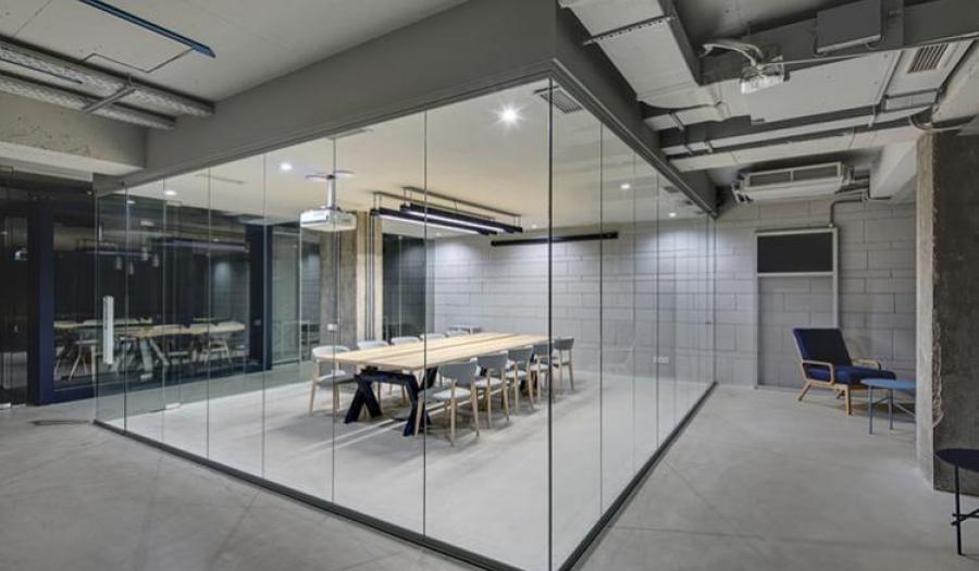 <h4>Glass Partitioned Office</h4>                                      